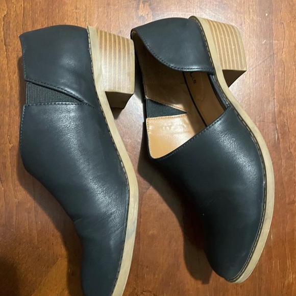 Shoes - Picture 2 of 4